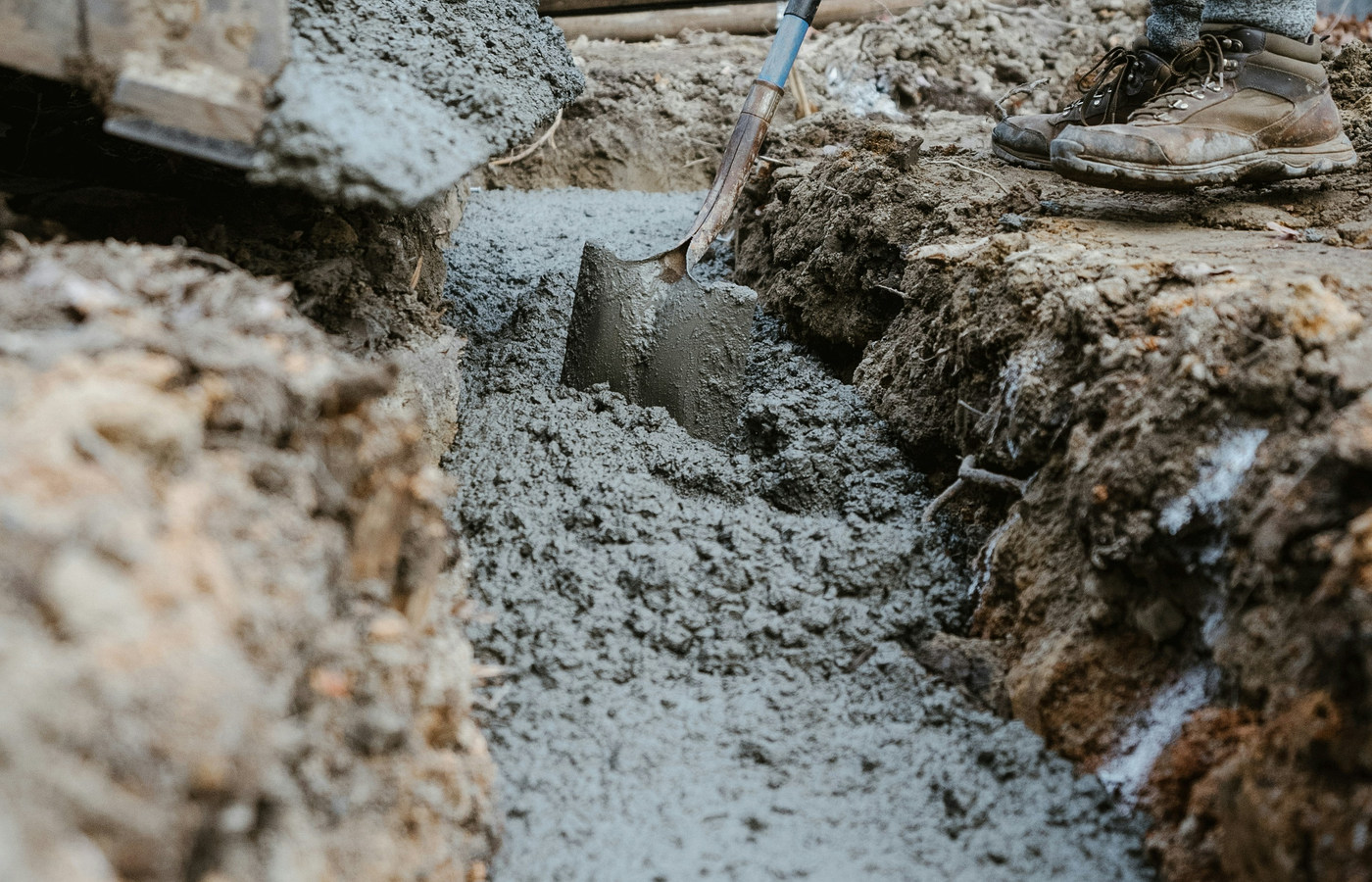 Drainage pipe installation beside a foundation
